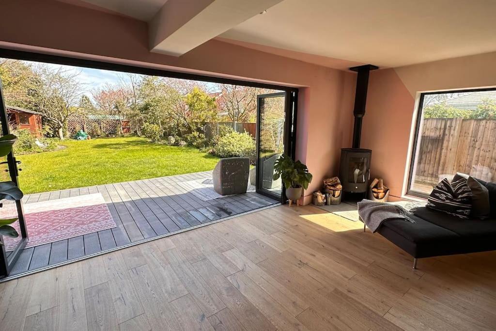 Formby, Spacious True Bungalow Steps From Beach Buitenkant foto