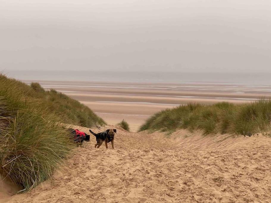 Formby, Spacious True Bungalow Steps From Beach Buitenkant foto