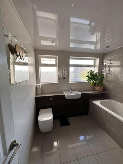 Formby, Spacious True Bungalow Steps From Beach Buitenkant foto