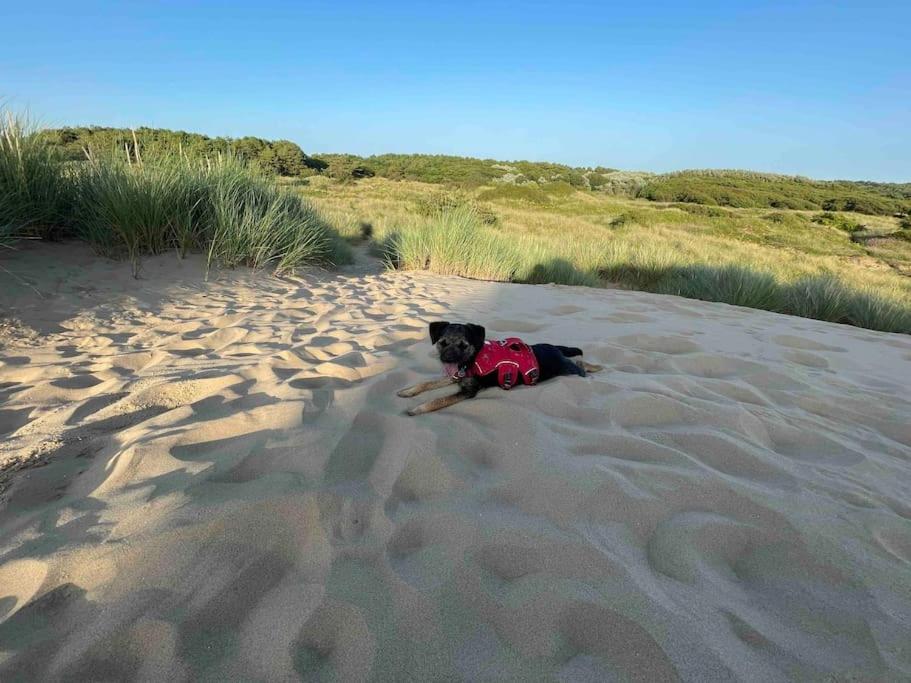 Formby, Spacious True Bungalow Steps From Beach Buitenkant foto