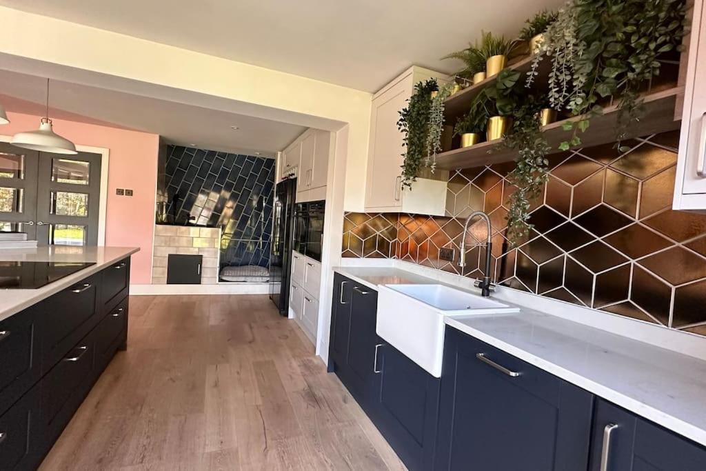 Formby, Spacious True Bungalow Steps From Beach Buitenkant foto