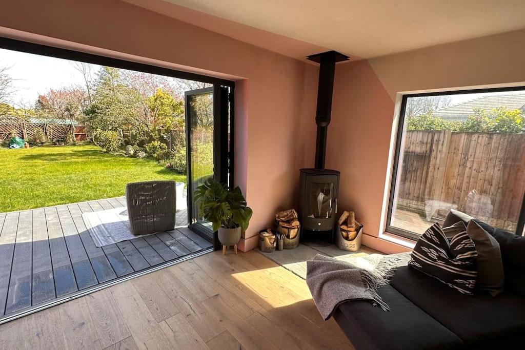 Formby, Spacious True Bungalow Steps From Beach Buitenkant foto